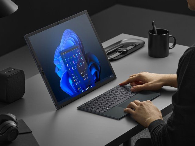 ASUS představil Zenbook 17 Fold OLED s ohebnou obrazovkou