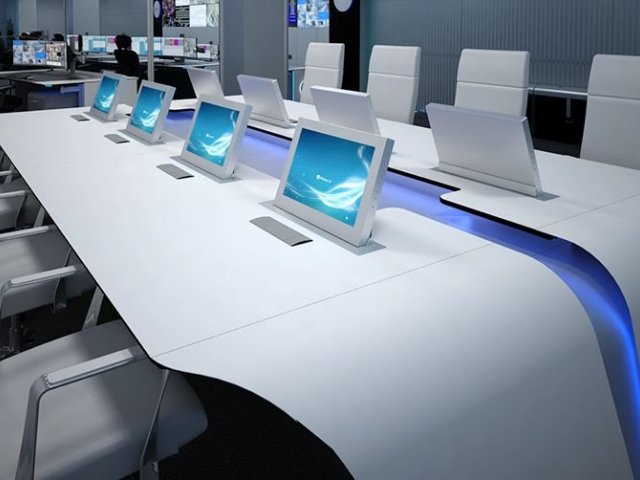 Speciální nábytek značky Roomdimensions Ibérica pro operační střediska míří do ČR