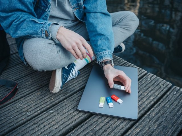 Verbatim představil barevné USB disky s posuvným mechanismem Push&Click