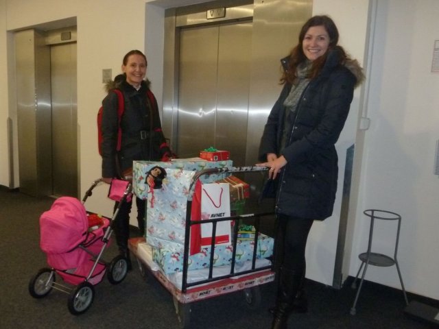 Avnet s náručí splněných přání v dětském domově