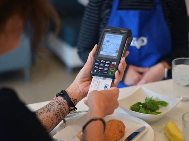 Bezmála 7 z 10 Čechů dává přednost elektronickým platbám