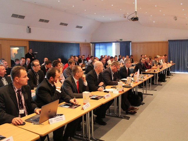 Janus MDS Fórum 2014 s novinkami MyQ a Jamesem Bondem