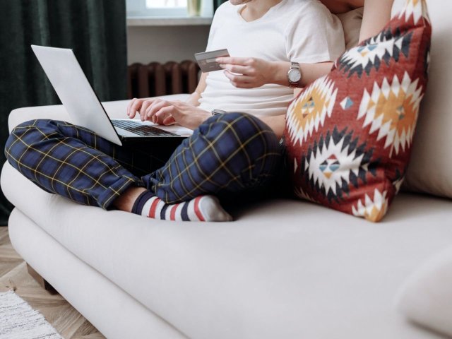 Podíl e-commerce na českém maloobchodě se vloni zvýšil na 17 %