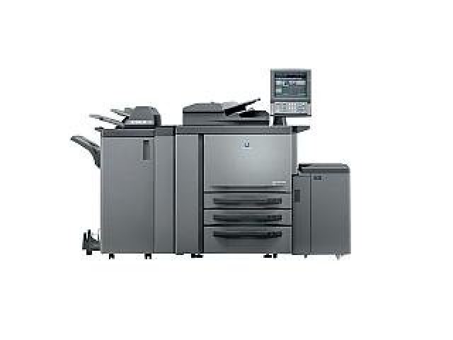 Výkonný produkční černobílý tiskový stroj