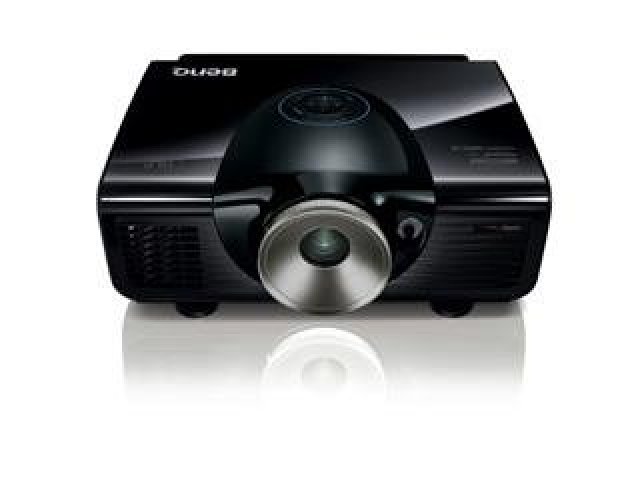 Tři DLP HD projektory BenQ 