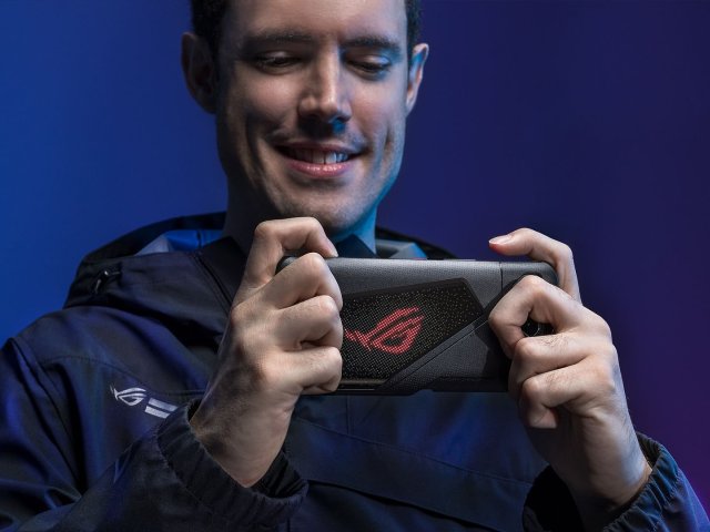 Prodej smartphonů v roce 2021 navzdory poklesu ve čtvrtém kvartále rostl