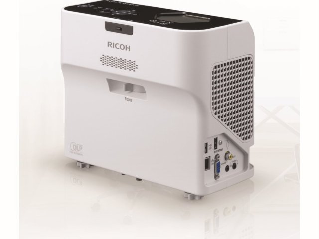 Výkonný UST projektor Ricoh