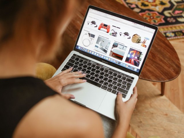 Vánoční nákupy v e-shopech se blíží svému vrcholu, Češi utratí miliardy