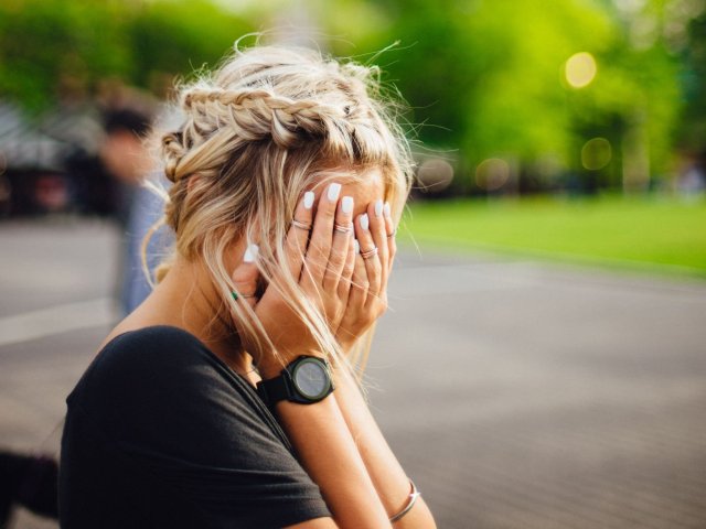 Zanedbaná digitalizace? Lidem nejvíc vadí zbytečné poplatky, spamy a návštěvy poboček