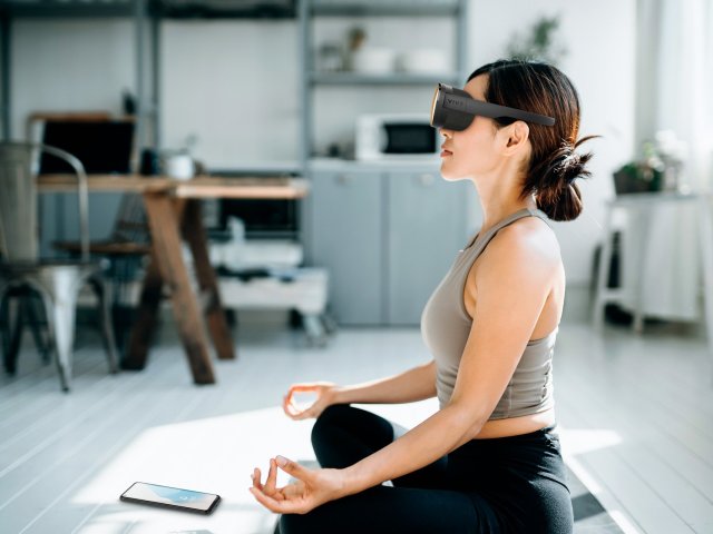 HTC představilo cenově dostupnou virtuální realitu na cesty i pro chvíle odpočinku