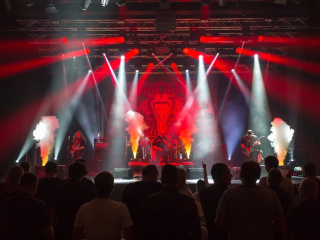 100Mega slavila 30 let