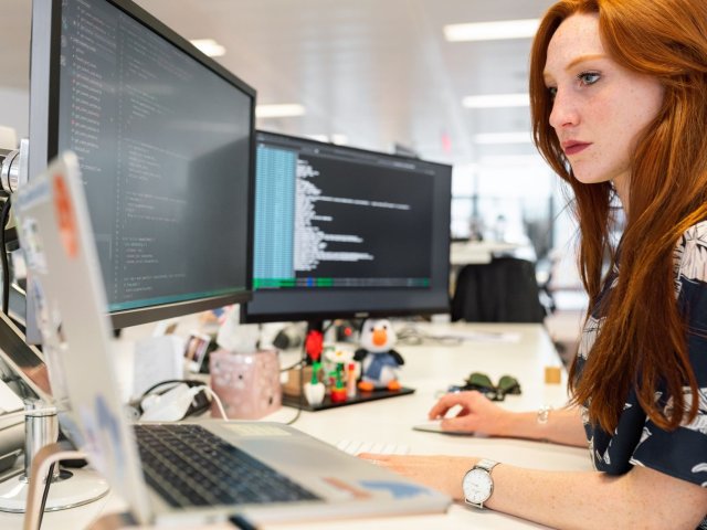 V ČR chybějí desítky tisíc IT odborníků. Míří sem i stále více žen