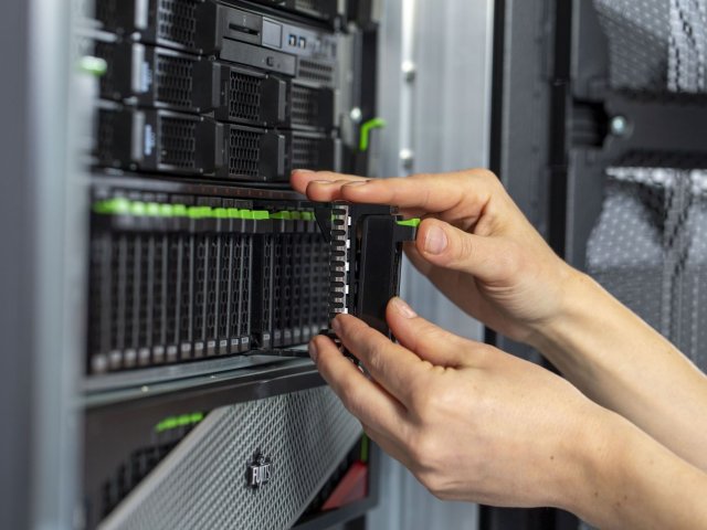 Trh se servery klesal v tržbách a stagnoval v objemu