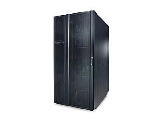 APC uvádí nové řešení rackových stojanů