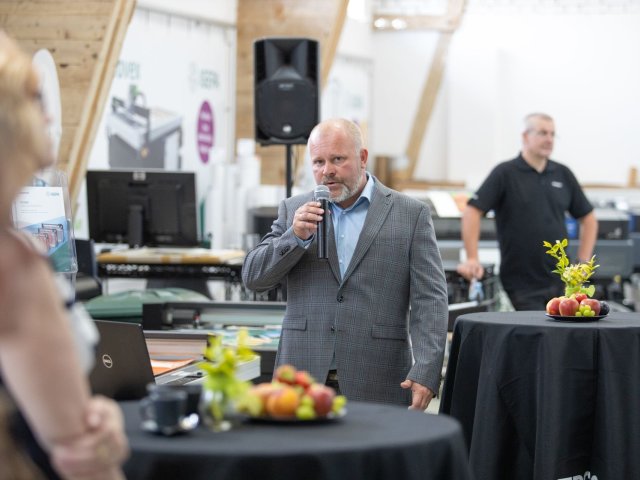 Epson v showroomu Igepa předváděl svou první UV LED plochou signage tiskárnu