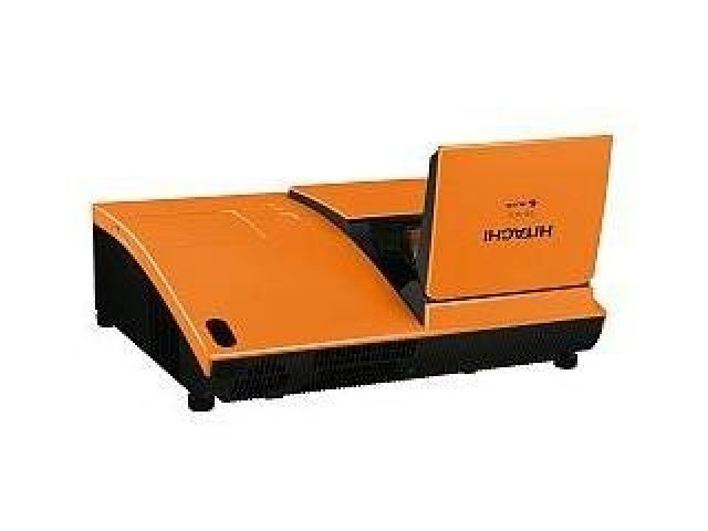 Hitachi uvedl dva nové projektory s krátkou vzdáleností