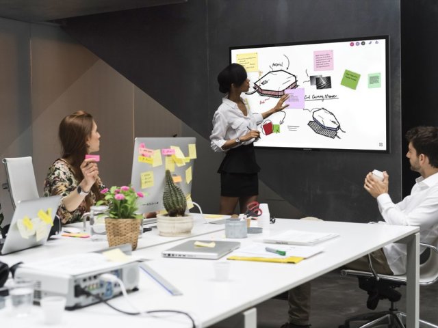 Nové podnikové panely Philips zaujmou nejen systémem Windows 10 Pro