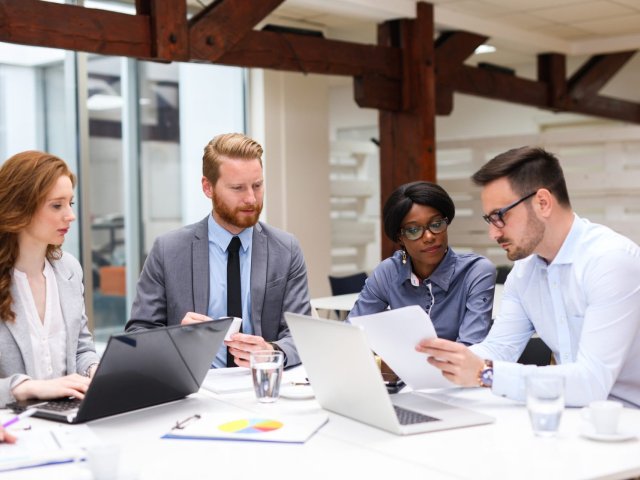 Firmy na křižovatce mezi novými zákazníky a zapomněním. Pomůže „odepsaný“ tisk?