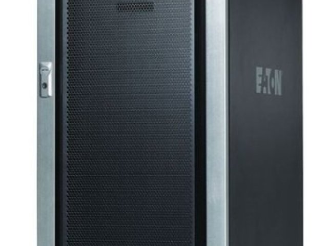 Nová třífázová UPS Eaton 93PM s dvojitou konverzí  nabízí firmám zálohu energií 30 až 800 kW