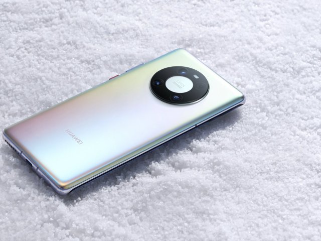 Prodej smartphonů klesal v ČR i ve světě