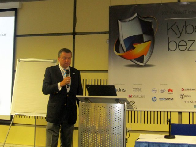 O kybernetické bezpečnosti s DNS a kouzelníkem