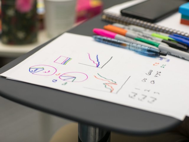 Důvěra podnikatelů se meziměsíčně mírně zvýšila, důvěra spotřebitelů klesla