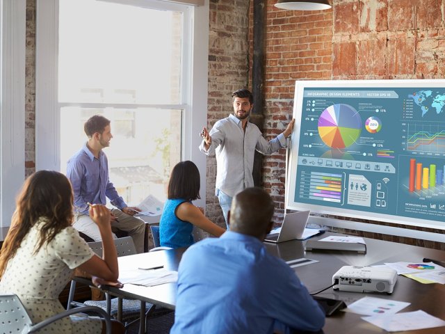 Projektory Epson pomáhají s dodržováním rozestupů