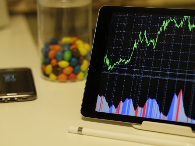 Češi v prvním pololetí 2020 utratili na internetu 74 miliard korun