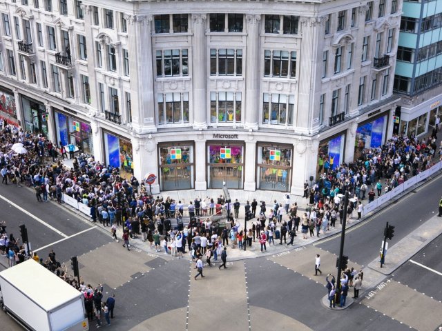 Microsoft trvale uzavře většinu svých fyzických prodejen