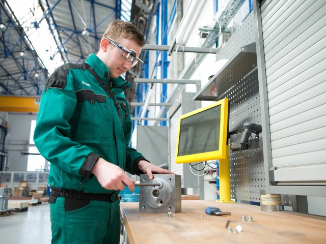 Rozšířená realita pomáhá řešit nedostatek kvalifikovaných pracovníků a zlepšuje efektivitu výroby