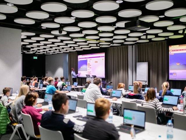 SAP otevírá dětem a mládeži cestu do světa technologií, českým neziskovým organizacím poskytuje grant na digitální vzdělávání