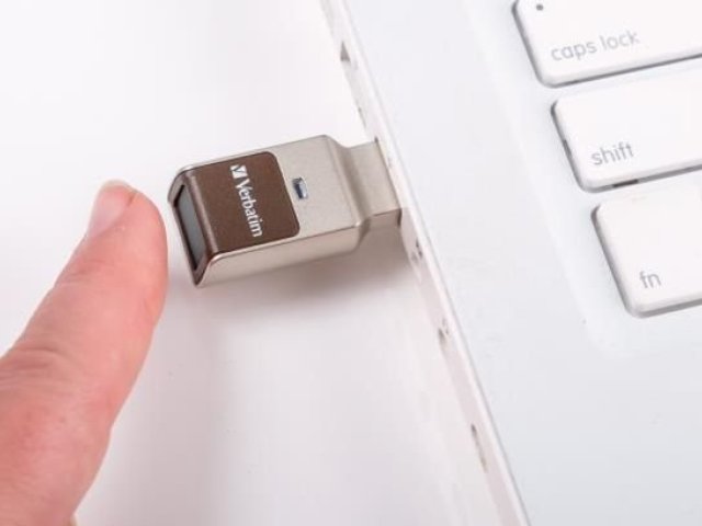 Data v bezpečí uchová flashdisk Verbatim se čtečkou otisků prstů
