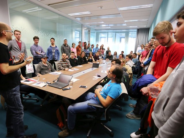 Red Hat nechal nahlédnout pod pokličku otevřených technologií