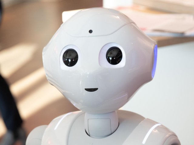 T-Mobile má prvního robota, který se zákazníky komunikuje perfektní češtinou