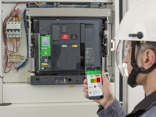 Jističe Schneider Electric ovládané smartphonem