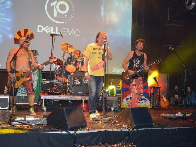 Dell EMC a partneři oslavili 10 let distribučního prodeje s kapelou Visací zámek