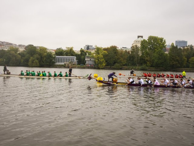 IT závody dračích lodí přemohly počasí