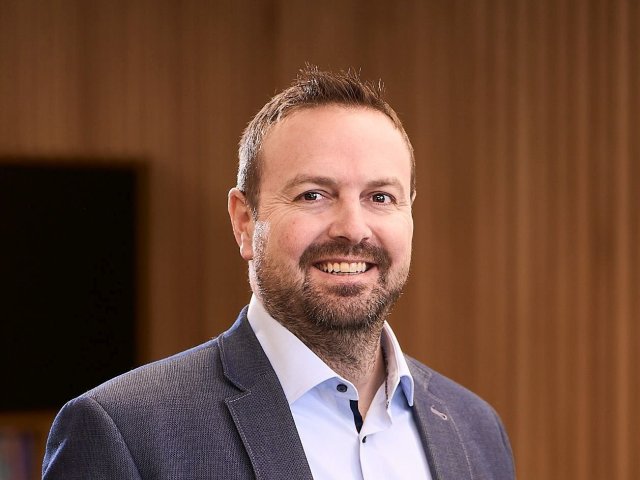 Téměř polovina vrcholových manažerů důvěřuje při rozhodování více AI než sobě