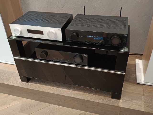 JBL vstupuje do segmentu AV receiverů