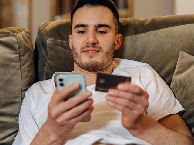 Češi v dubnu utratili za zboží na e-shopech výrazně více než v předchozích měsících