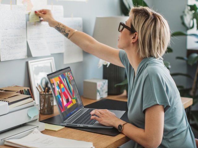 Důvěra mezi podnikateli dále oslabuje, spotřebitelé jsou optimističtější