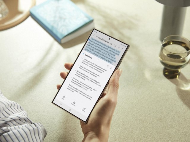 Celosvětový prodej počítačů a telefonů s AI letos dosáhne 295 milionů kusů