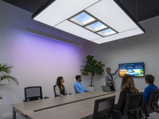 Systém NatureConnect od Signify v interiéru napodobuje přirozené denní světlo