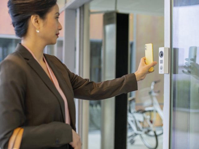 Nový IP interkom Axis pro venkovní použití účinně zabezpečí dveře a snadno se integruje