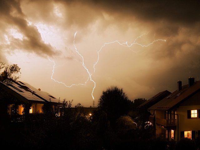 Své spotřebiče chrání před bouřkami jen čtyři z deseti Čechů