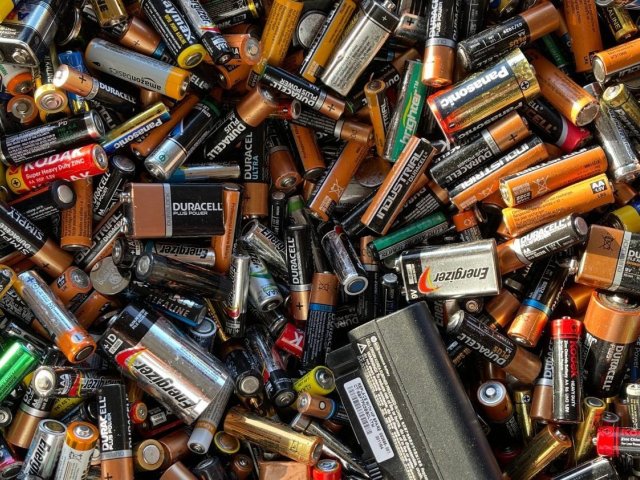 Češi do sběrné sítě REMA Battery vloni odevzdali rekordní množství baterií