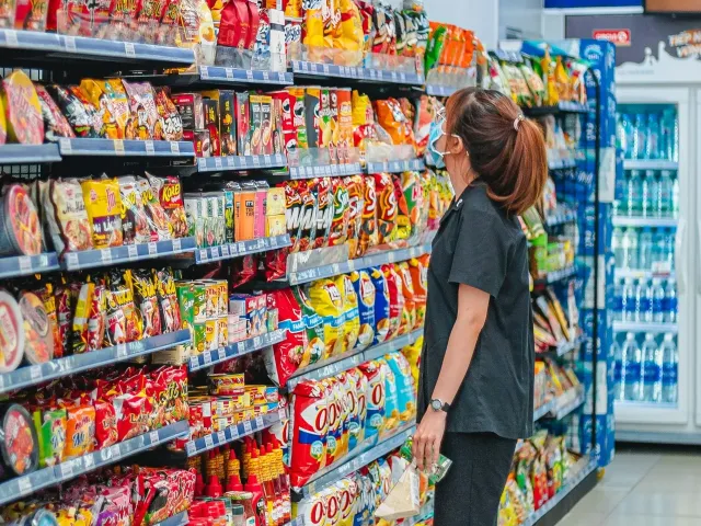 Důvěra spotřebitelů v ekonomiku dále roste, důvěra podnikatelů se meziměsíčně snížila