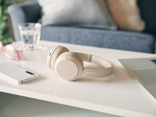 Sony představilo dva nové modely cenově dostupných bezdrátových sluchátek
