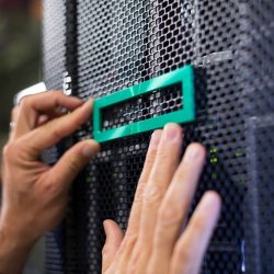 HPE a Broadcom urychlují nasazení AI pomocí první skříňové architektury AMD „Helios“