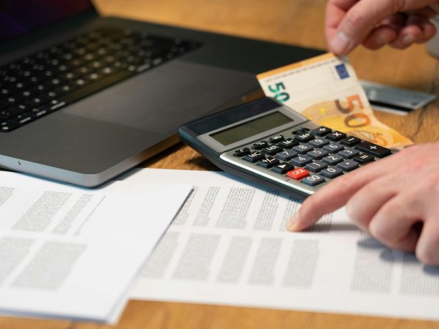 Rada EU rozhodla o zavedení fixního cla tři eura na balíky v hodnotě do 150 eur